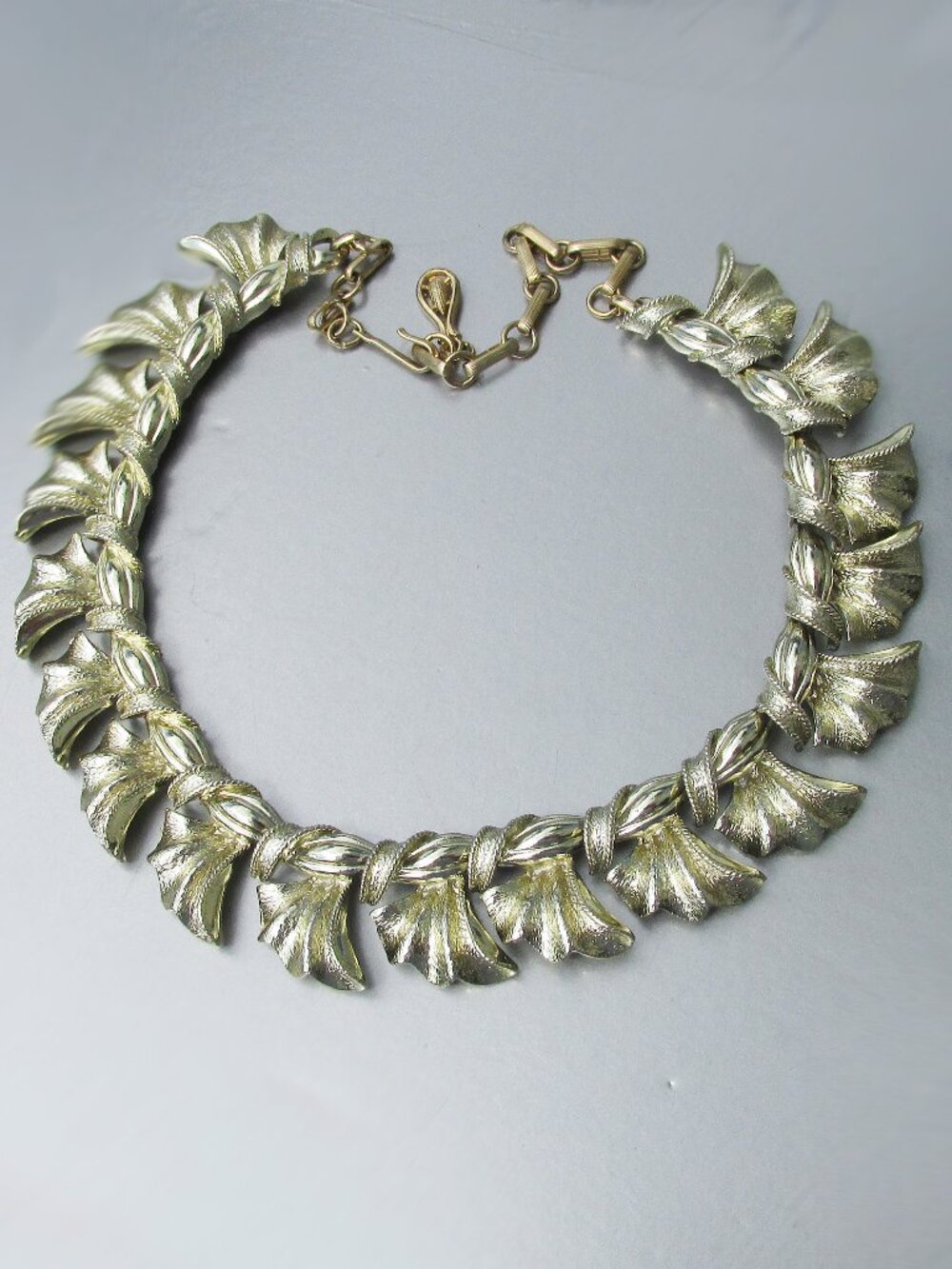Vintage 1950s Signed CORO Gold-Tone BOW Link Necklace
